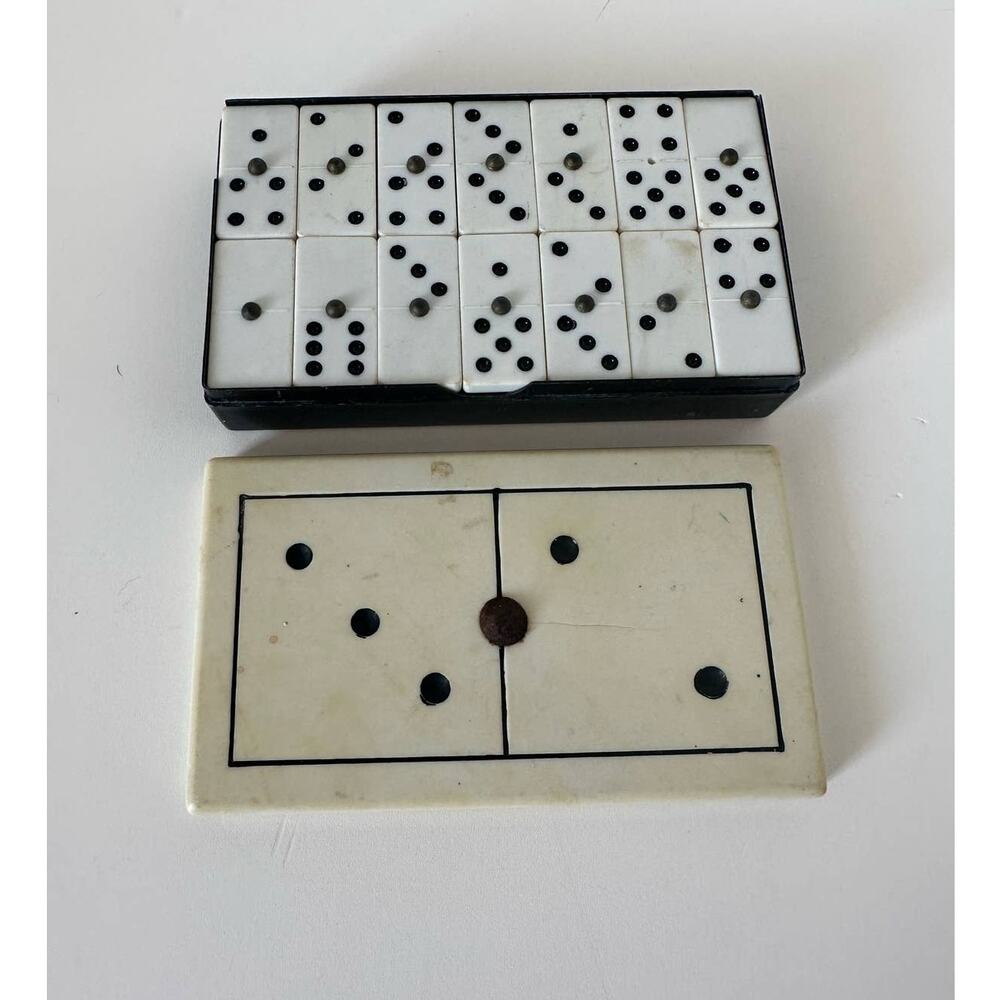 Vintage Western Dominoe set w raised dot, game box, 28 pc set